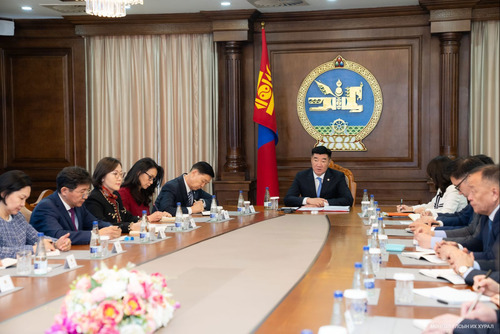 УИХ-ын дарга С.Бямбацогт: Хилийн чанадад суугаа монголчуудын эрх ашгийг нэн тэргүүнд тавьж, эдийн засгийн харилцааг эрчимжүүлэхэд анхаарах шаардлагатай